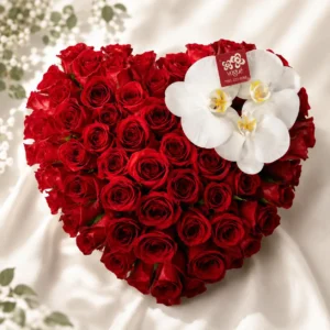 Corazón de rosas rojas y orquídeas